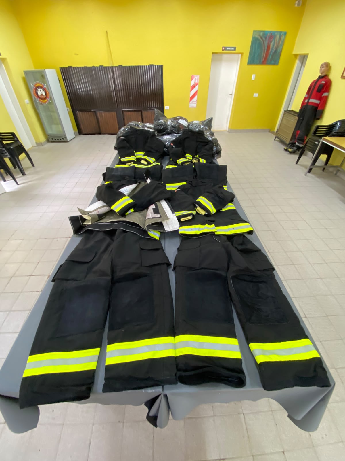 BOMBEROS VOLUNTARIOS DE VILLA REGINA INCORPORARON 15 NUEVOS TRAJES ESTRUCTURALES